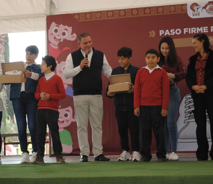 PRESIDENTE MUNICIPAL LIC. ALAN VELASCO ENTREGÓ CALZADO ESCOLAR A ESTUDIANTES DE PRIMARIA 