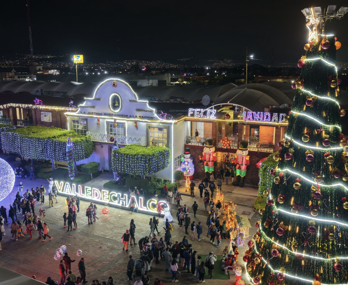 YA ABRIÓ LA PISTA DE HIELO Y SE ENCENDIÓ EL ÁRBOL DE NAVIDAD EN LA EXPLANADA MUNICIPAL