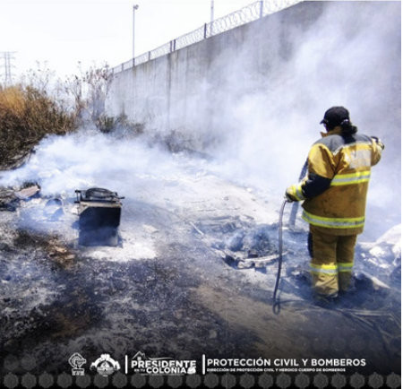 Protección civil y bomberos atienden quema de pastizal en Santa Catarina